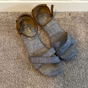 Tom’s Sandals Size 7.5